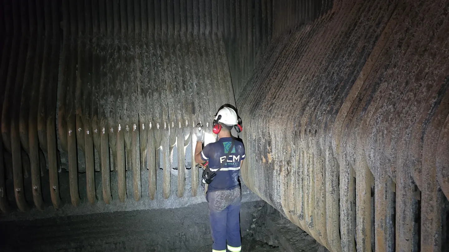 Técnico da PCM Engenharia no interior de uma caldeira, durante inspeção de segurança