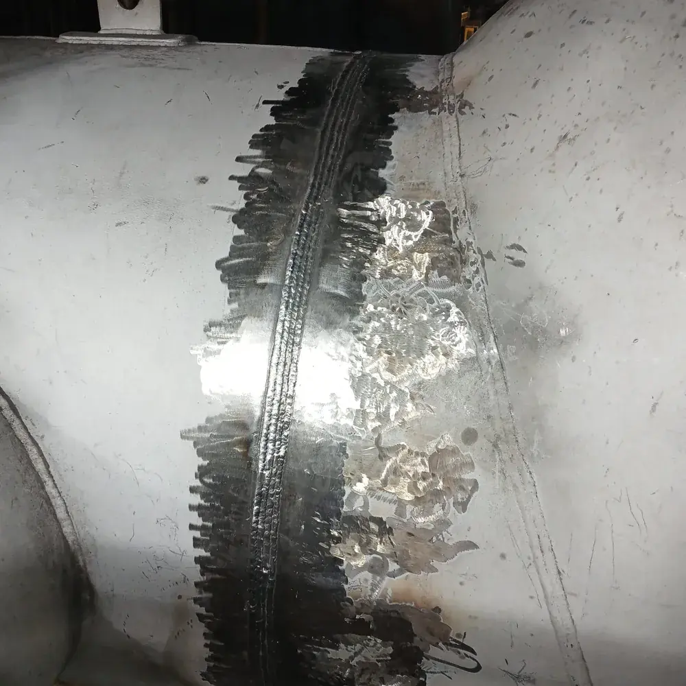 Cordão circunferencial em costado de equipamento de grande porte