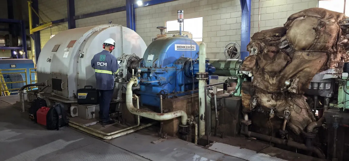 Turbogerador aberto em oficina, durante manutenção
