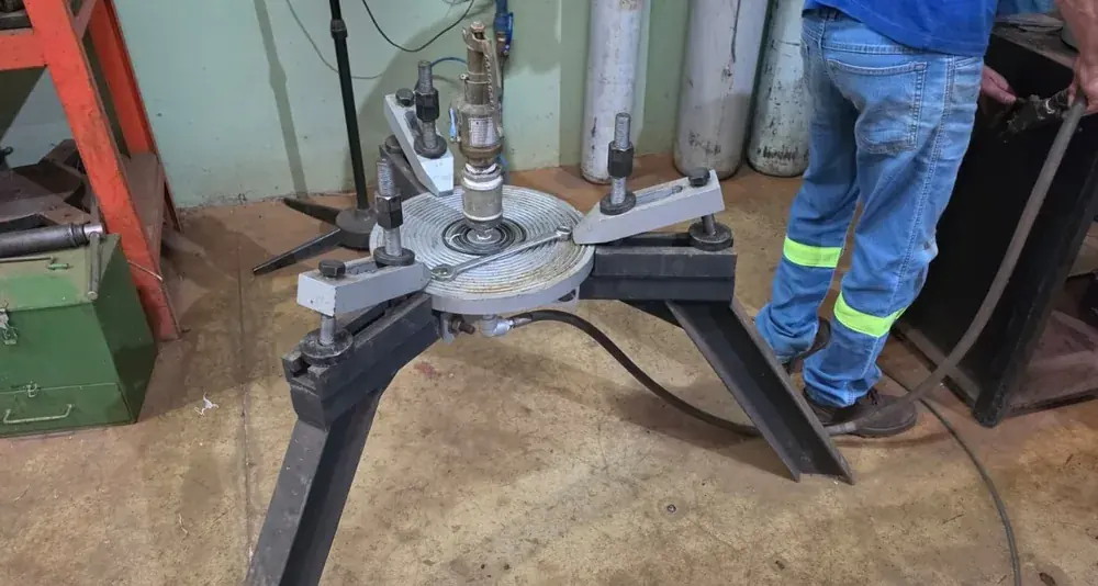 Válvula de segurança montada na bancada de calibração, na própria planta