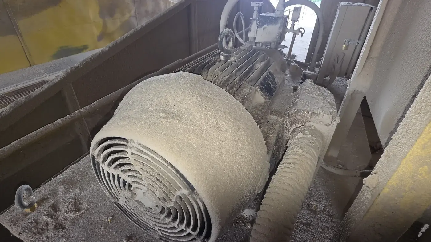 Esse motor coberto de pó não é só falta de limpeza
