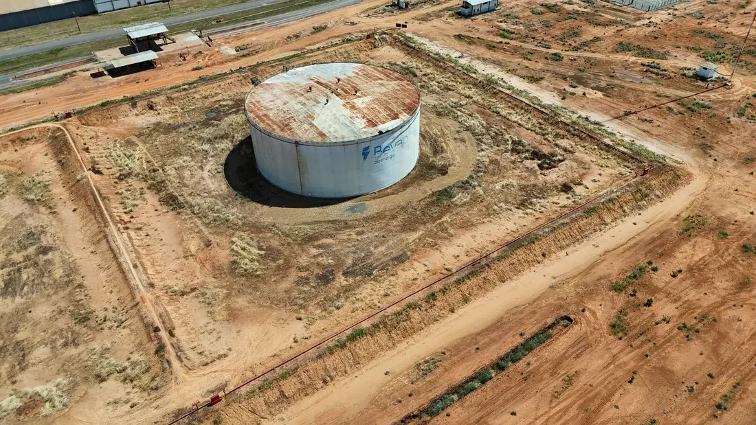 Tanque de etanol em inspeção