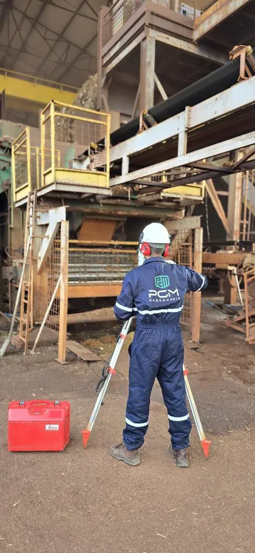 Topografia industrial dentro da planta, com nível e tripé