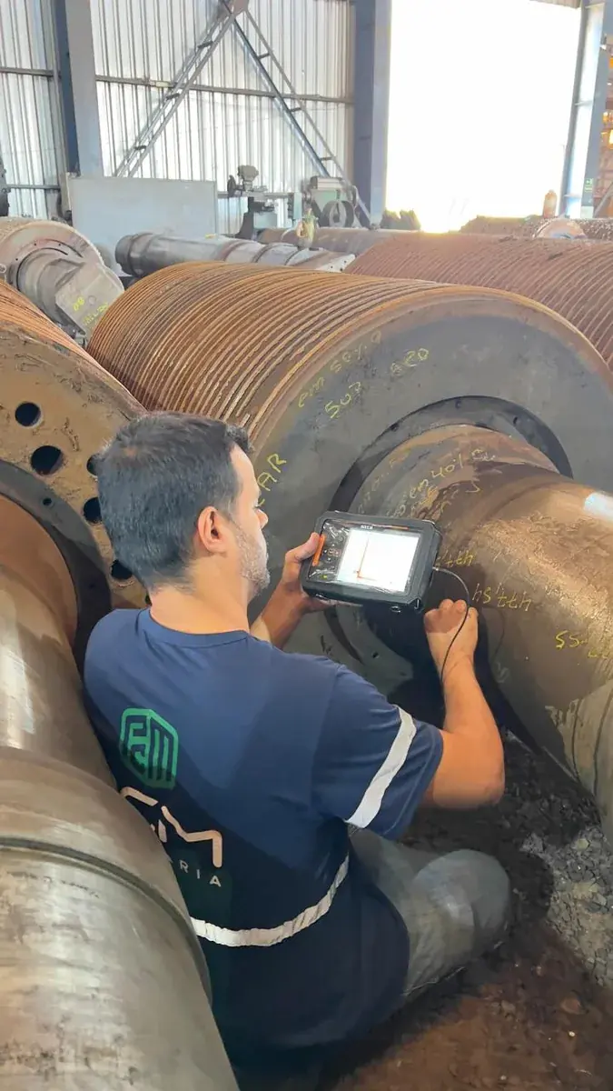 Ultrassom em eixo de laminador, com o A-scan na tela do aparelho